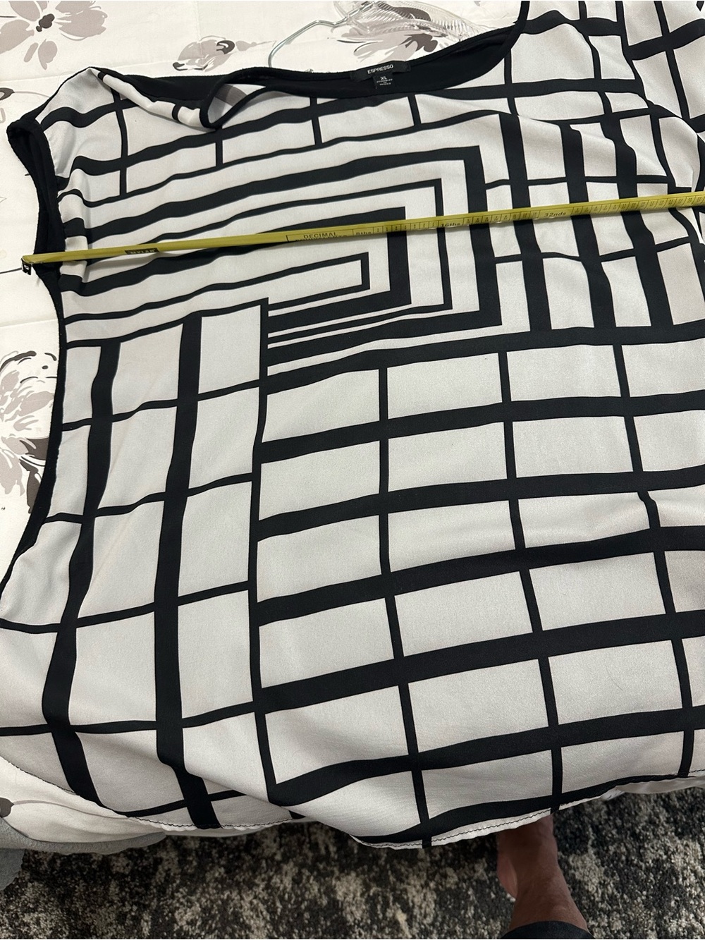 Geometric print•short sleeve•black and white top